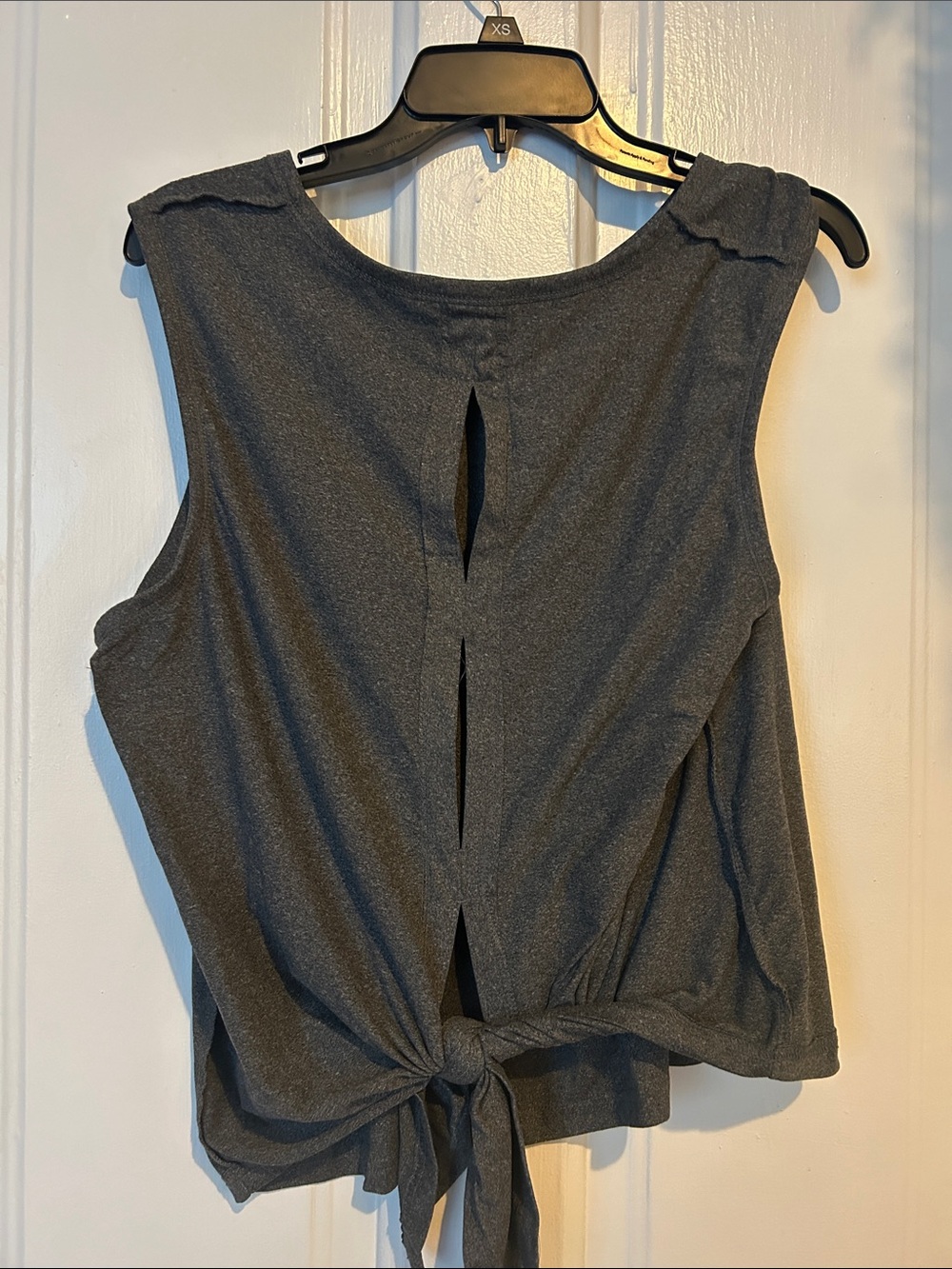 Source Unknown Charcoal Gray Tie-Front Tank Top/Workout Top - Picture 2 of 2